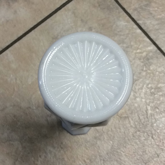 Vintage milk glass bud vase - Picture 4 of 4